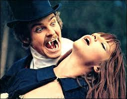 dientes largos como un vampiro